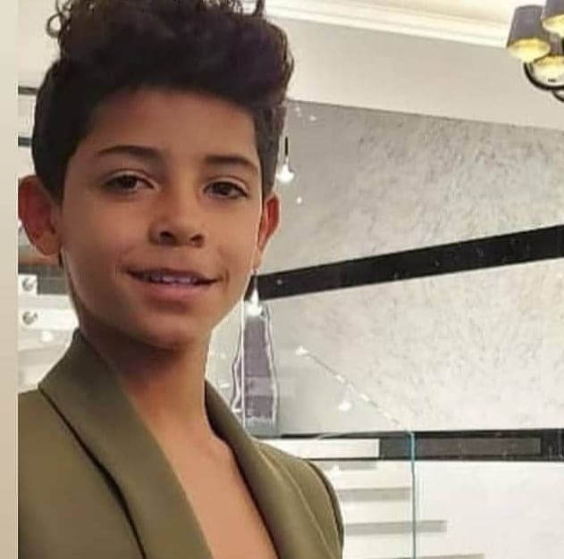 迷你罗更新ins:时尚小伙儿亮相,西装 烫头造型帅翻众