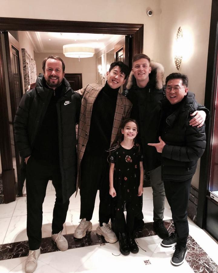 27岁 身高 :183cm 体重:76kg孙兴慜在穿搭上确实有可取之处,这套上身