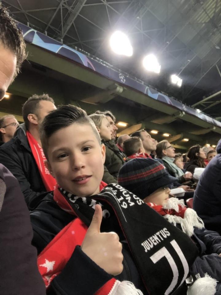 球童父亲:摸脸颊对于c罗只是几秒钟,但对于孩子是一生记忆