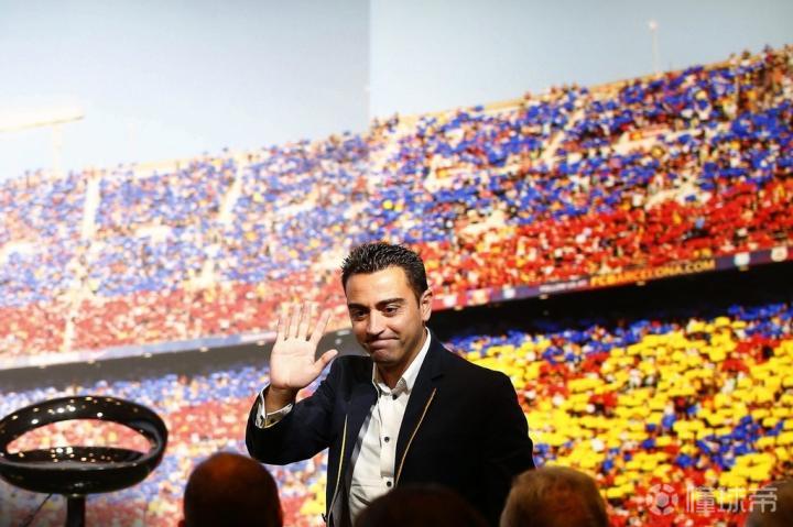 那不会是捧起某座冠军奖杯,而是穿上巴萨球衣,脚踩皮球并高昂着头的