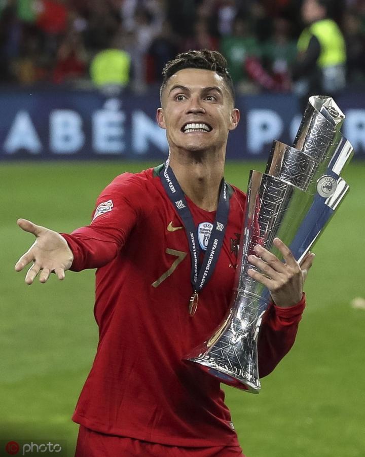 图集c罗捧杯葡萄牙全队庆祝首届欧国联夺冠