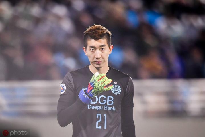 《朝鲜体育》报道,韩国国家队主力门将赵贤佑即将以自由身加盟蔚山