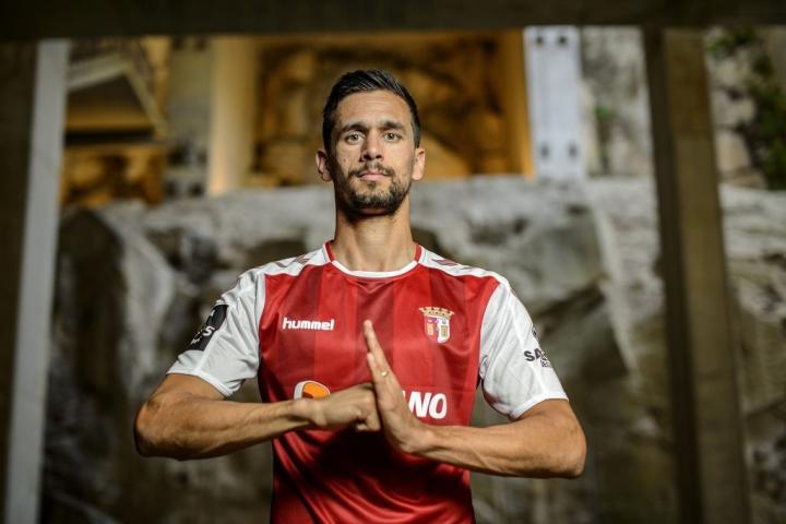 今年29岁的丰特是葡萄牙后防老将若泽-丰特的弟弟,出道于阿森纳邓他