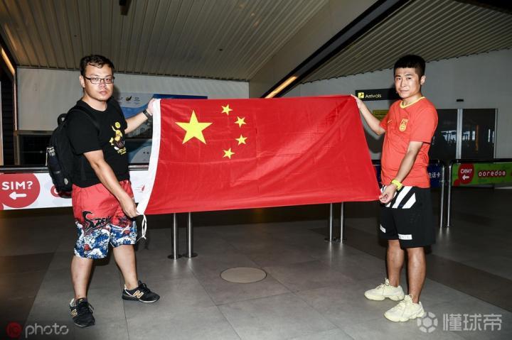 图集国足抵达马尔代夫登船前往酒店