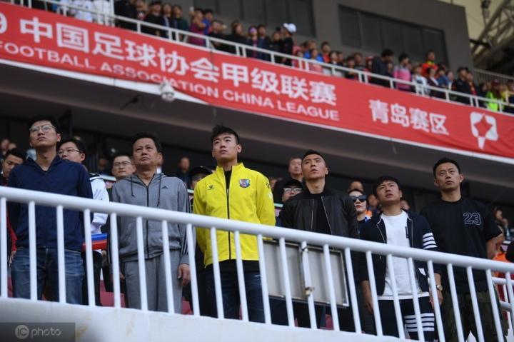 图集:青岛老乡重聚,于大宝,李帅,郑龙观看黄海联赛收官战