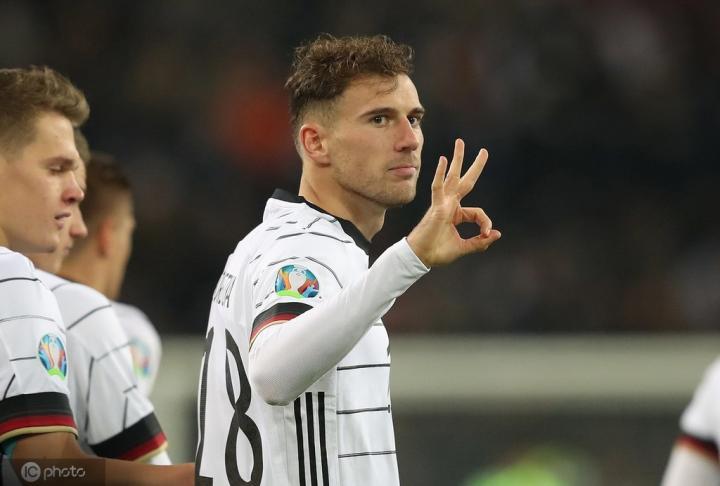 话中有话,萨内称赞格雷茨卡的领带,后者回应:因为是红色的