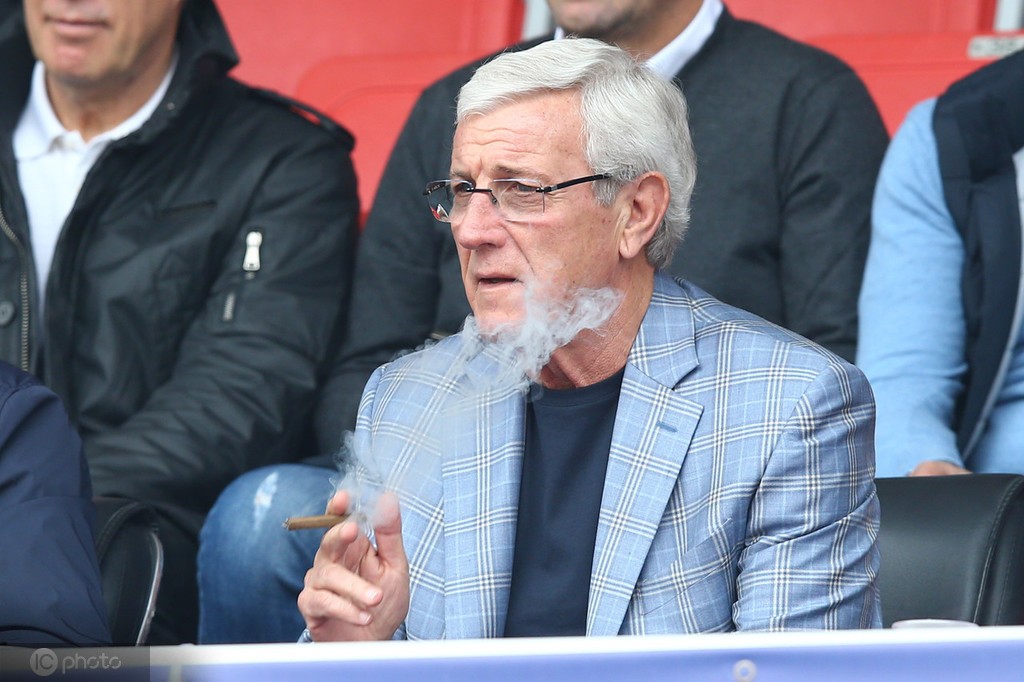 里皮的日常生活特别爱抽雪茄也爱喝葡萄酒但不会过量