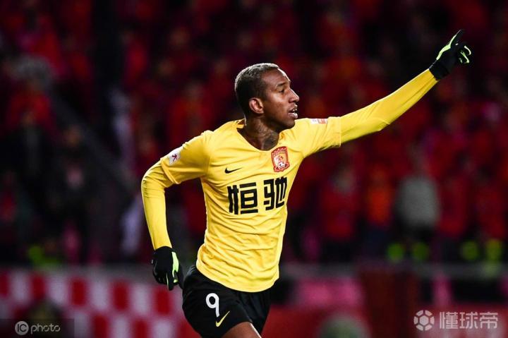 半场战报:恒大2-0河北,塔利斯卡破门,保利尼奥进球 失单刀