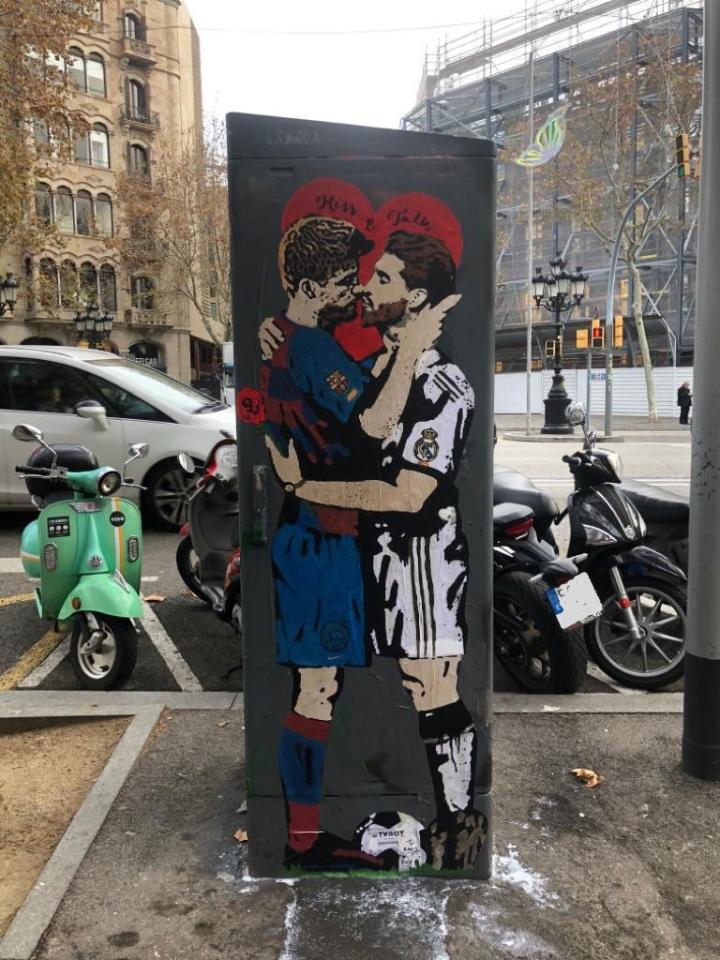国家德比前，一幅皮克和拉莫斯的拥吻涂鸦出现在城市街头皇家马德里 