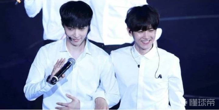 张艺兴边伯贤逛街网友大赞两人兄弟情是真的