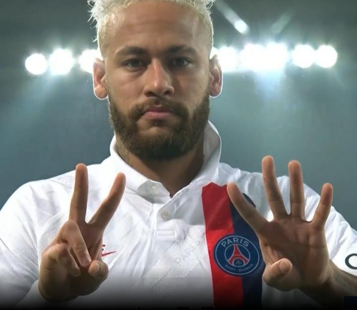 内马尔点球罚进后,用手指比出24致敬科比