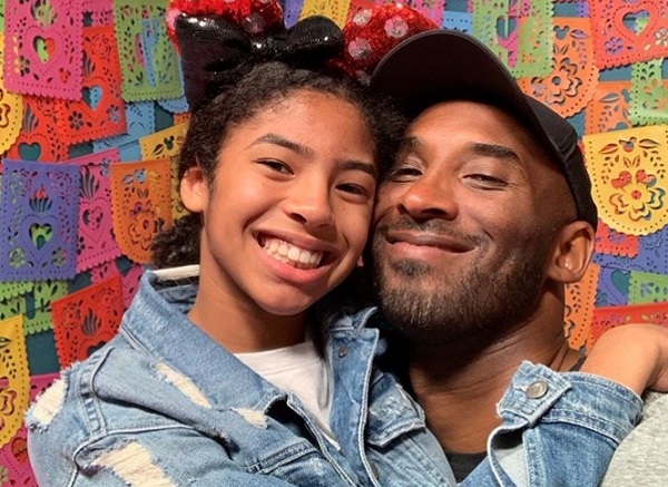 科比爱妻全家跨时空同框,大女儿灿笑合影父妹壁画惹鼻酸