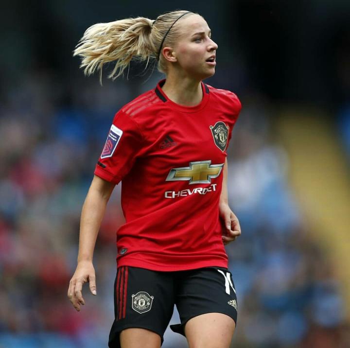 荷兰/曼联女足球员:格罗埃宁与耐克签约