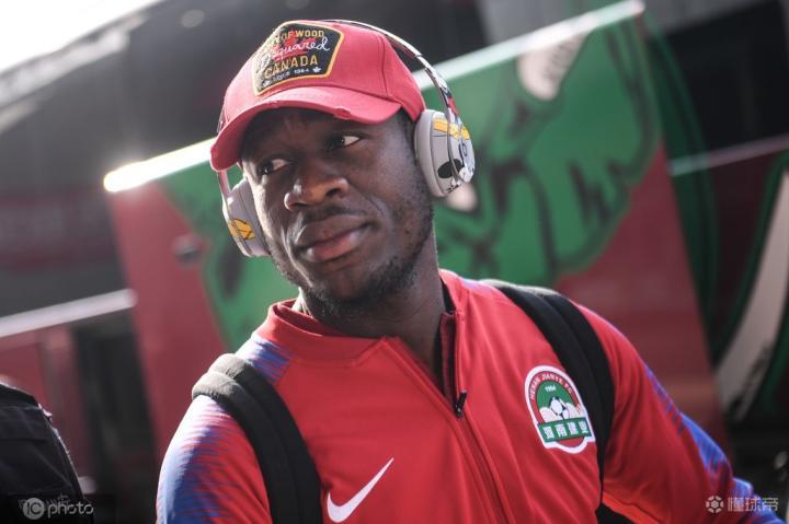 此前,大连广播电台解说郭毅飞以及嘉宾,大连足球名宿王鹏就建业外援