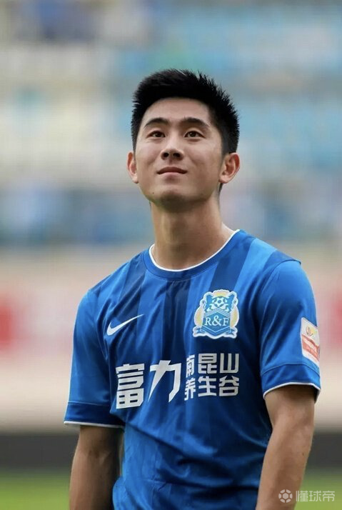 心系家乡,曾超捐款两万元广州富力球员曾超在接.