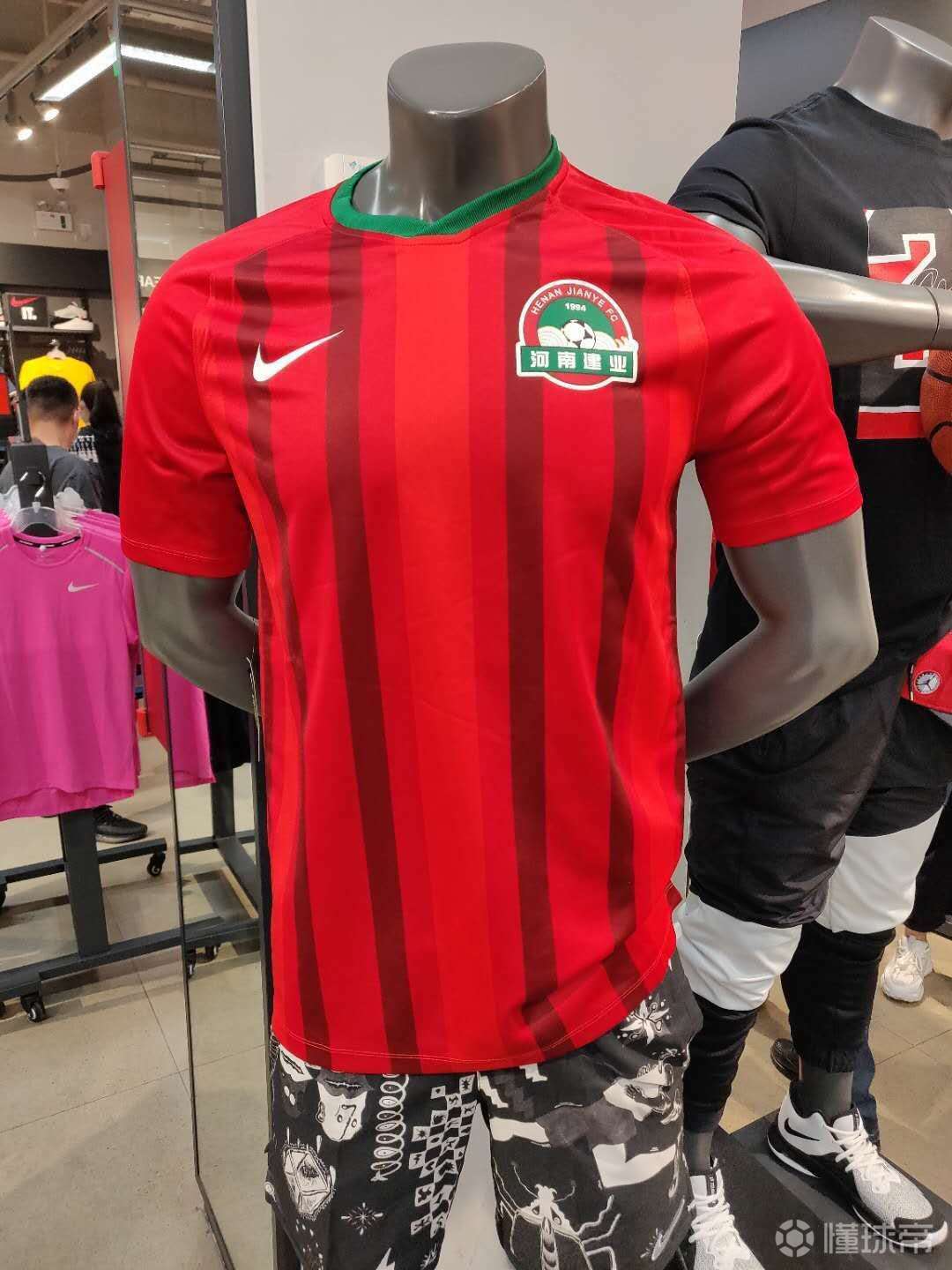 河南建业河南队的新赛季球衣为红衣绿领球衣主体