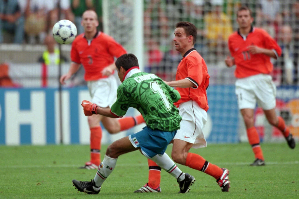 坎波斯以自己设计色彩鲜艳的球衣闻名,但有时也会穿着墨西哥外场球员