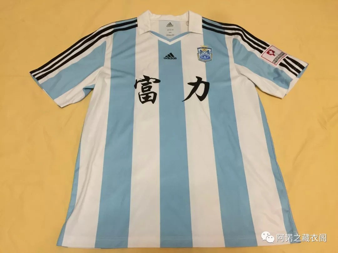 广州富力vs延边长白虎,张烁打进广州富力主场比赛的首个进球主场球衣