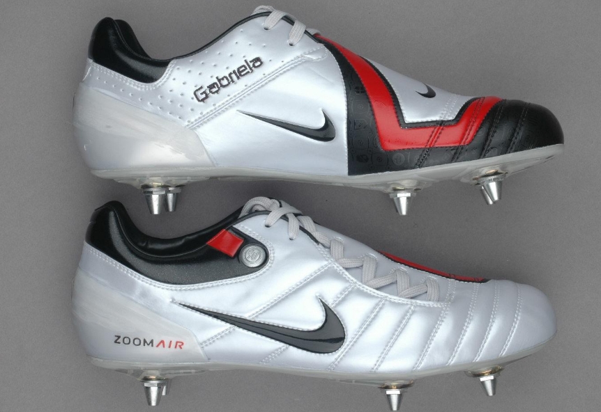 很多球员穿超纤球鞋,那真是咬着牙在比赛,比如加图索,他脚背超级厚