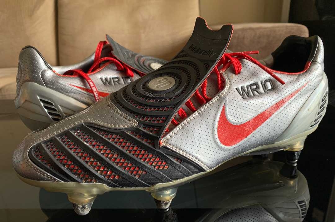 很多球员穿超纤球鞋,那真是咬着牙在比赛,比如加图索,他脚背超级厚