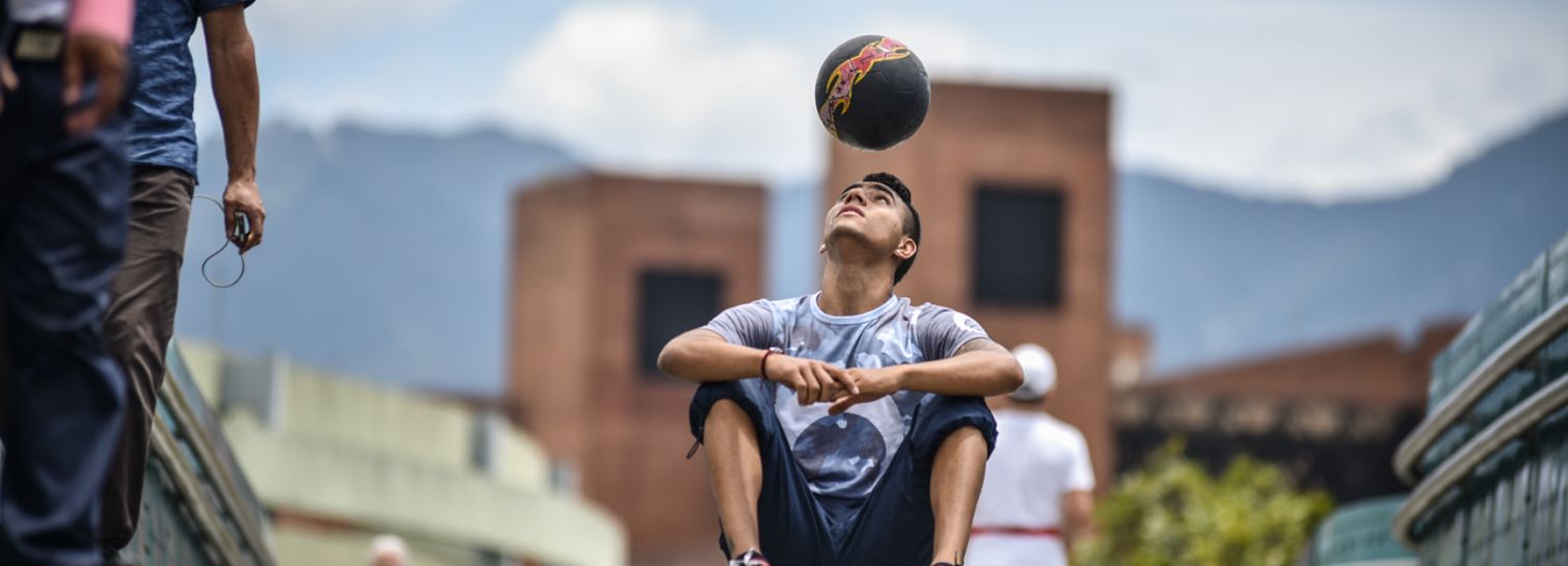 花式足球技巧之头部侧面停球