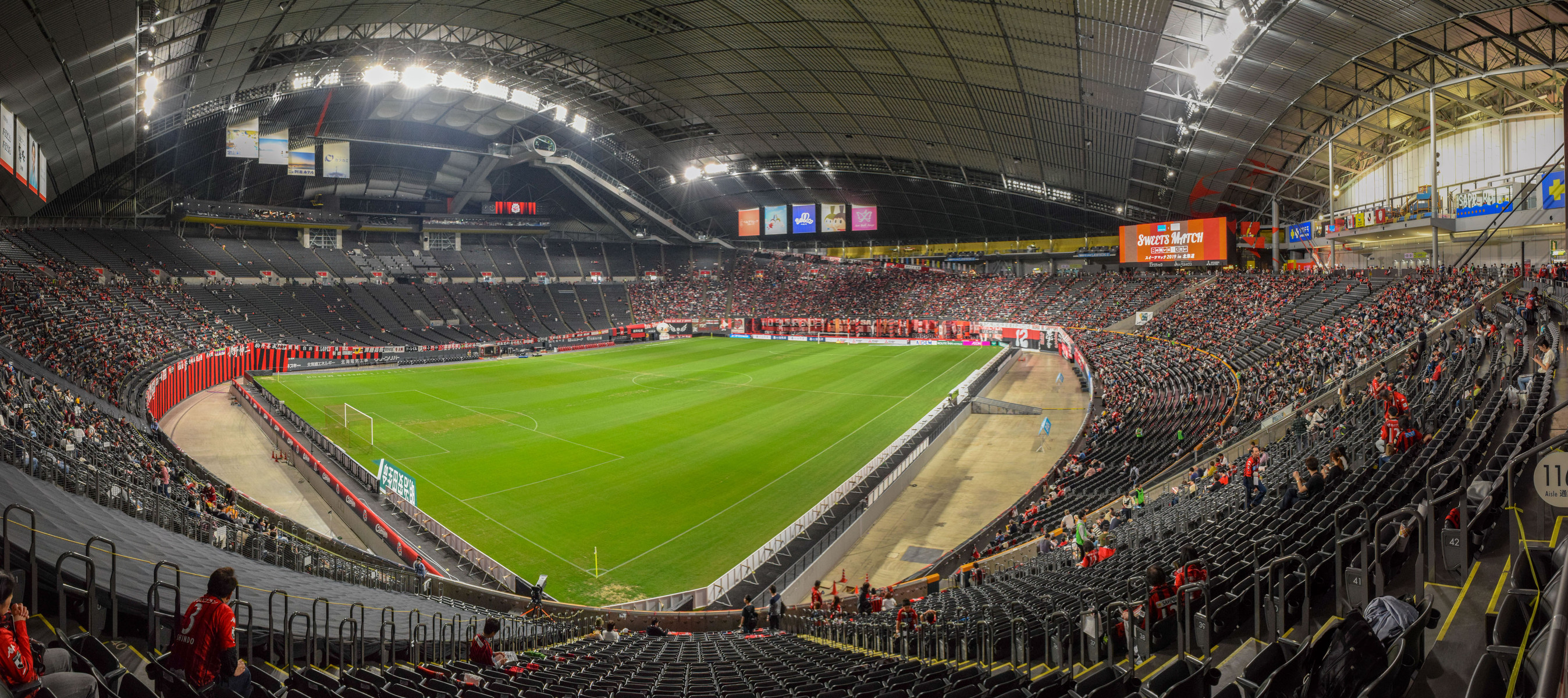 说起棒球场与足球场的混用体育场,不少人应该知道日本的札幌巨蛋,这座