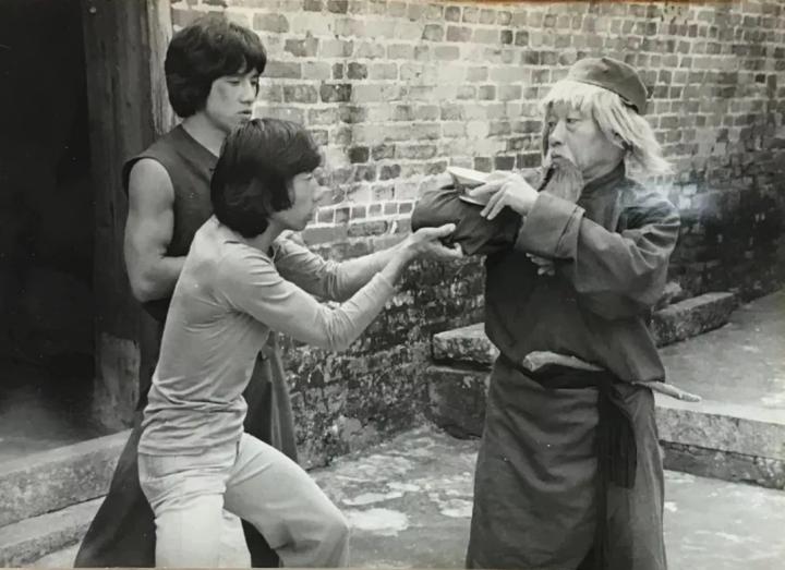  《醉拳》片场,成龙,袁和平,袁小田> 演了半辈子黄飞鸿,关德兴也把