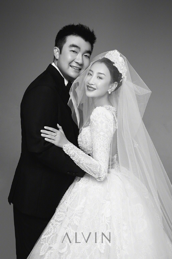 "蹦床公主"何雯娜晒婚纱照,直呼每张都好满意