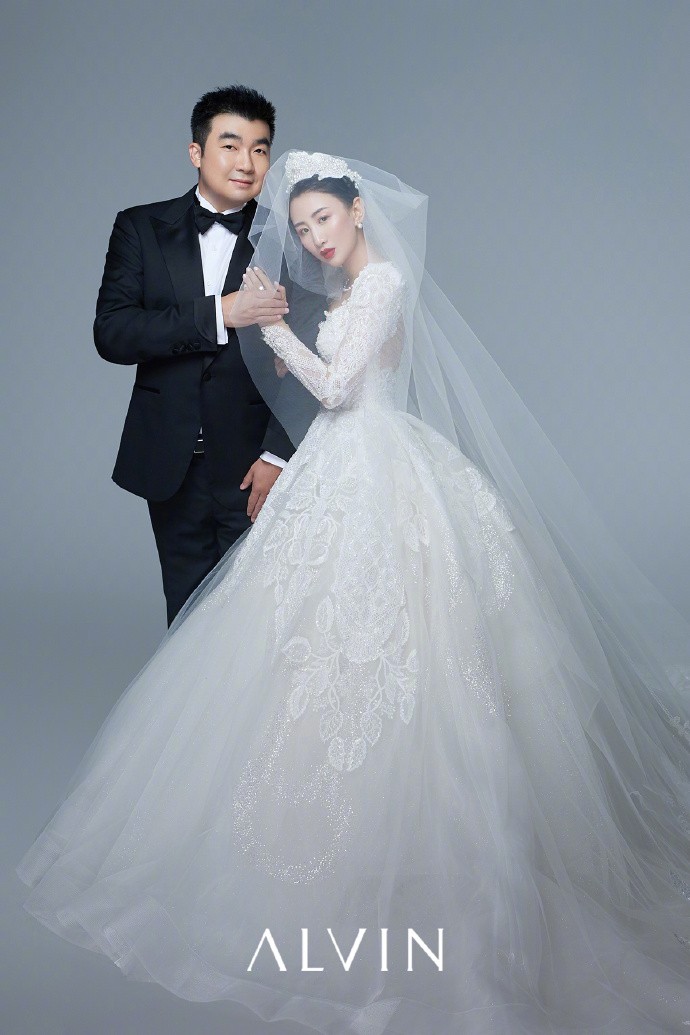 "蹦床公主"何雯娜晒婚纱照,直呼每张都好满意