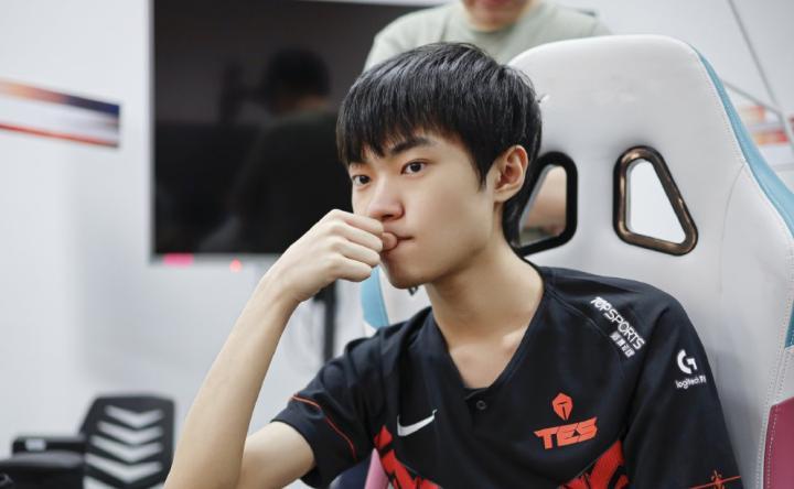 无情左手助tes拿下开门红,严君泽:他按中娅看商店就很离谱