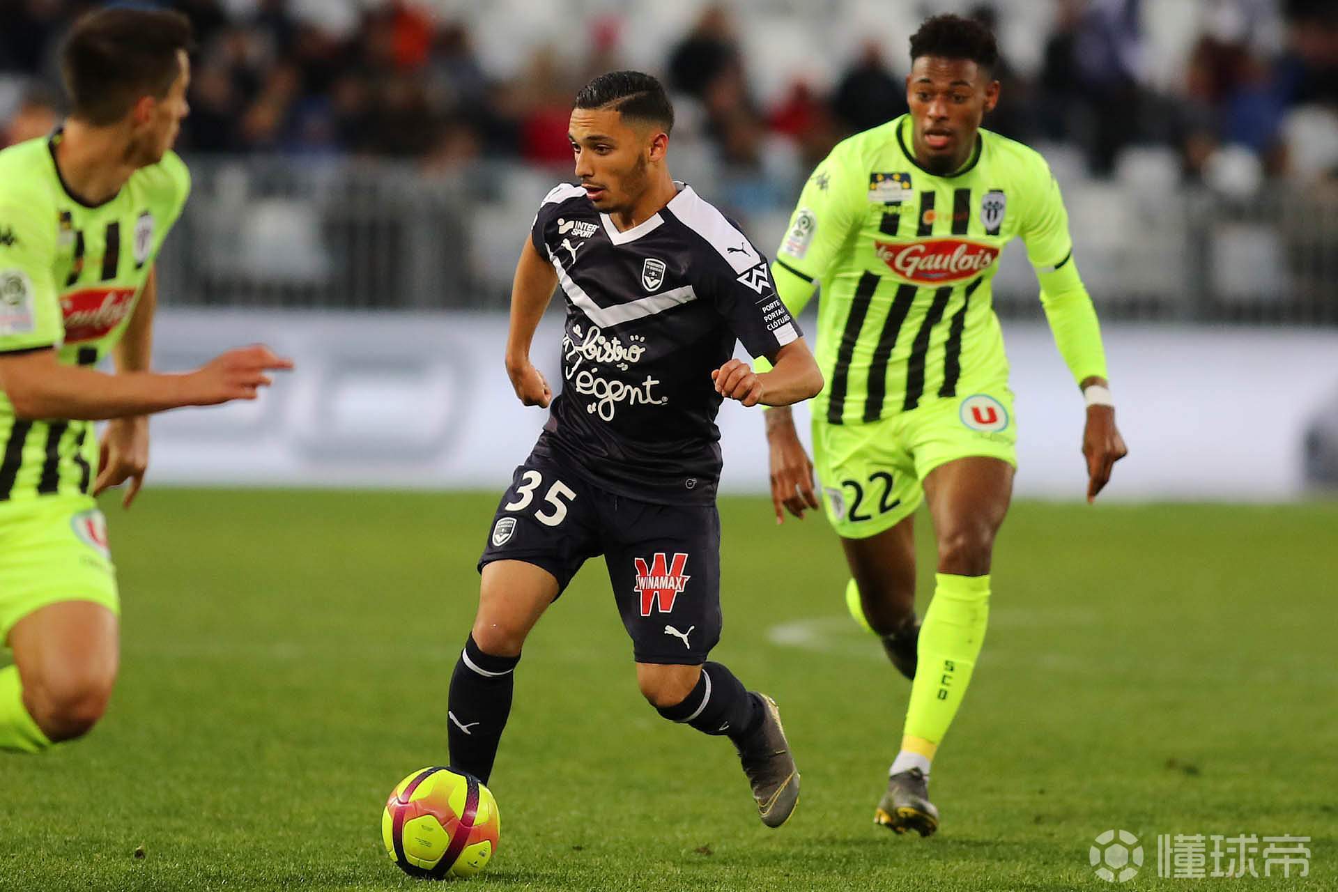 官方中场亚辛本拉胡转会尼姆俱乐部出生于1