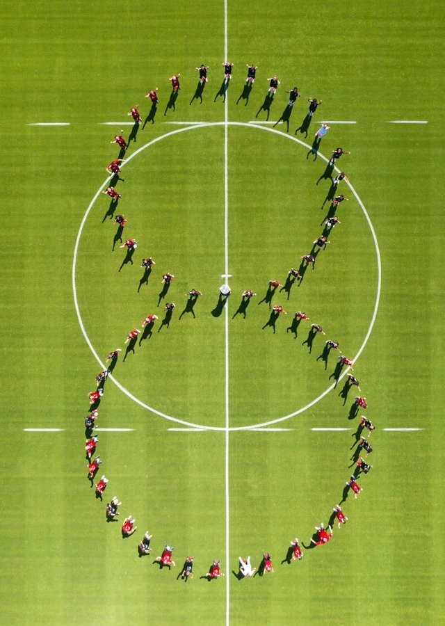 庆祝德甲八连冠,拜仁在训练场摆出"8字"队形