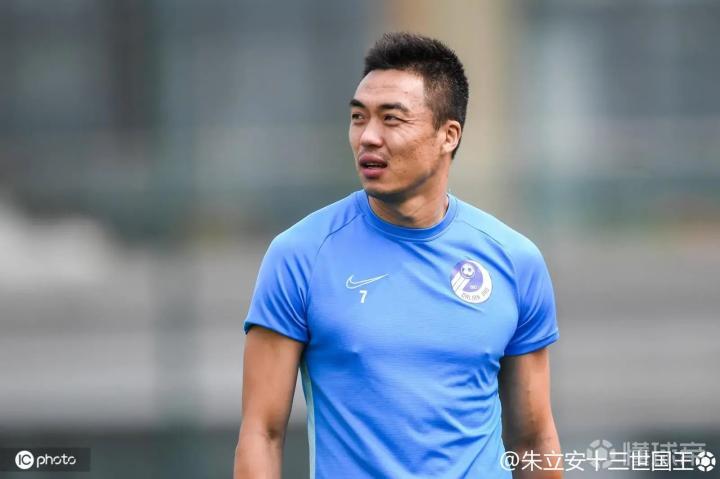 上次发大连人媒体开放日的照片没怎么放国内球员被球