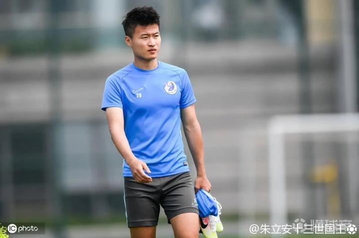 上次发大连人媒体开放日的照片没怎么放国内球员被球