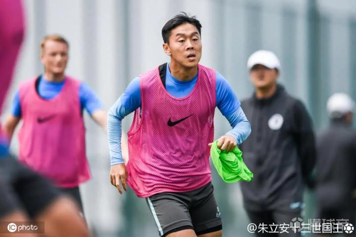 上次发大连人媒体开放日的照片没怎么放国内球员被球