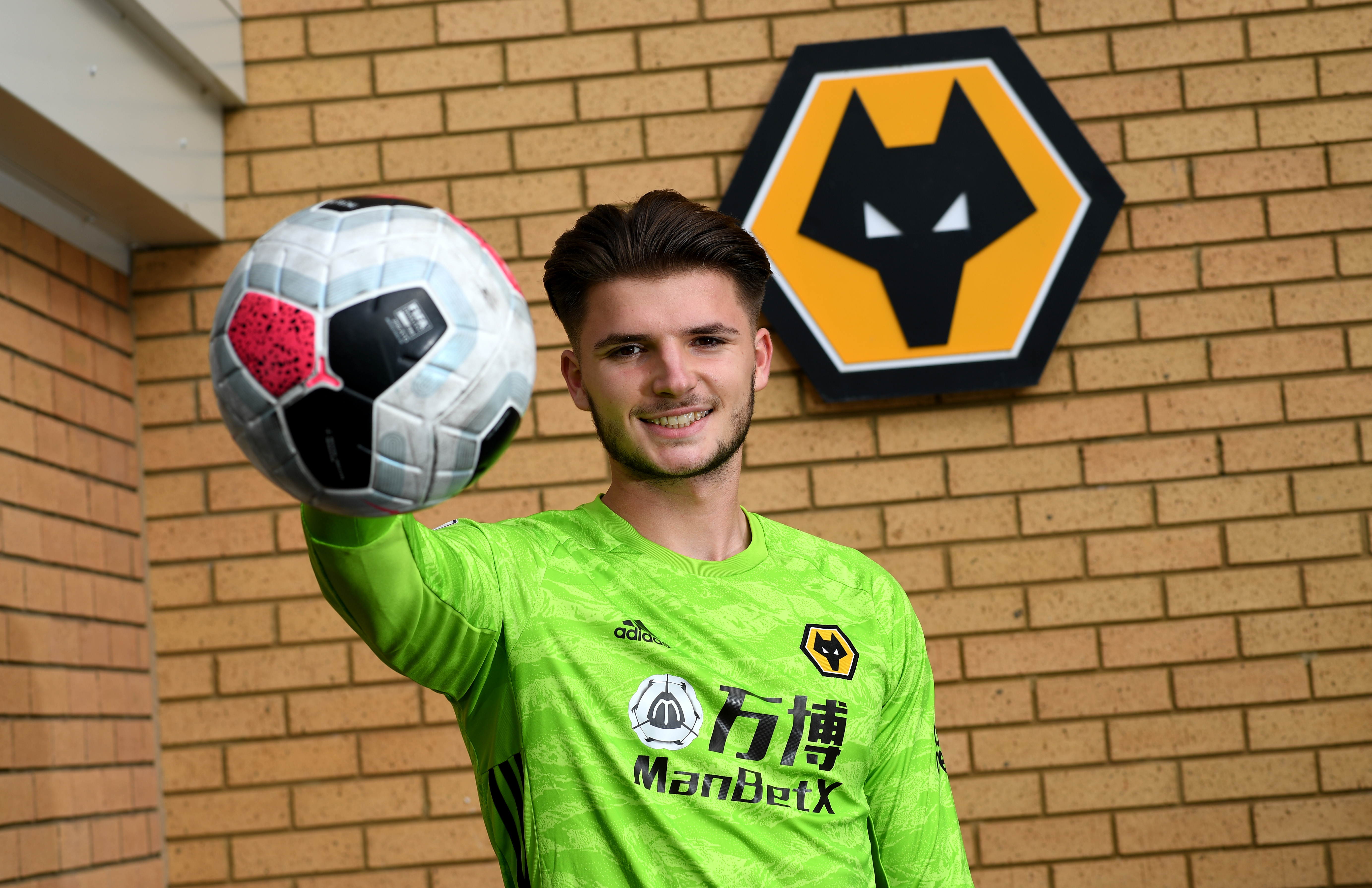 官宣:黑山门将马蒂亚-沙尔基奇加盟狼队