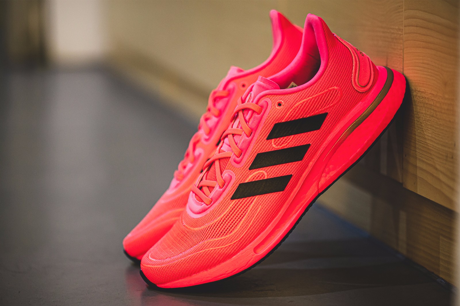 脚步不停一同向前adidassupernova跑鞋