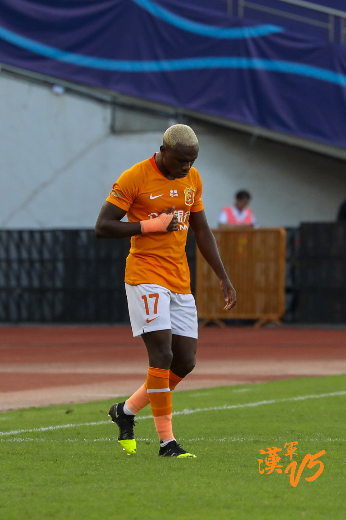 来看看!卓尔球员出场时的"特殊"动作