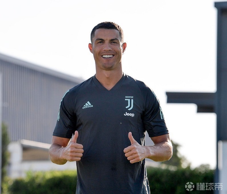 经典小平头上线迎接欧冠比赛回归c罗又剪新发型