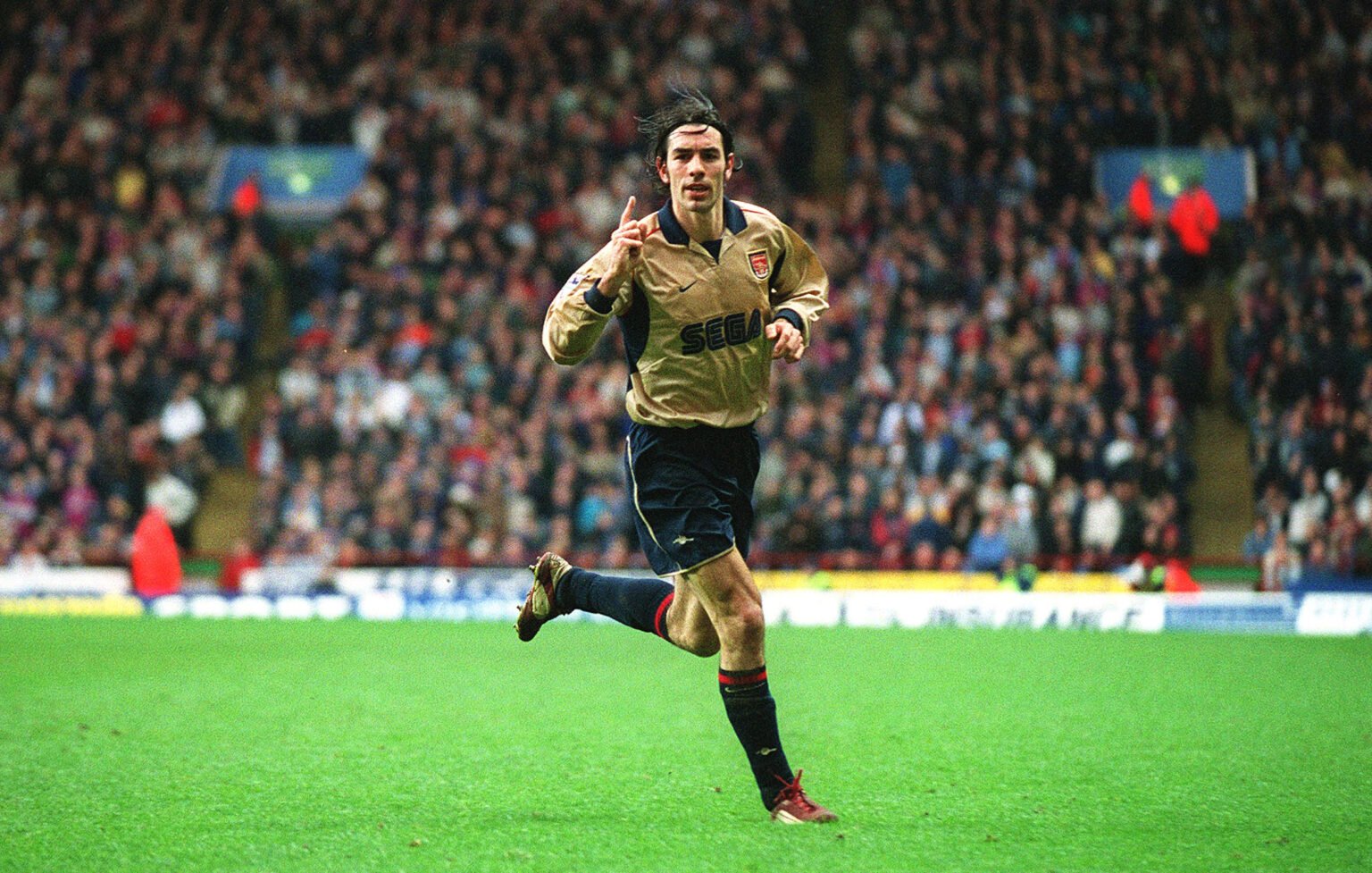 「穿着黄金色球衣的皮雷完成了一粒黄金进球,而这也是阿森纳的黄金