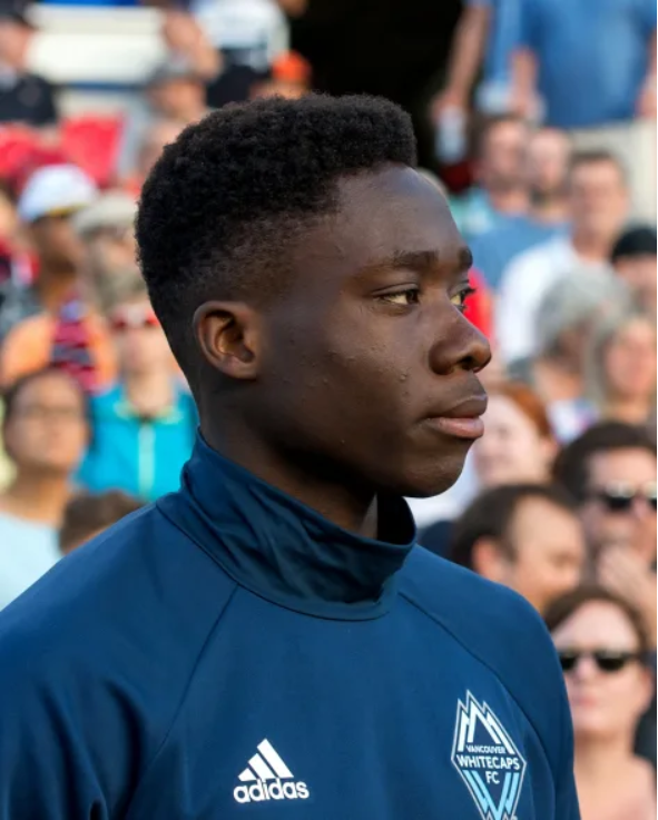 就仿佛突然之间,我开始与很多大男孩们一起踢球.