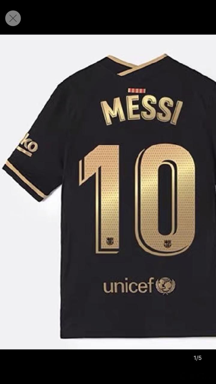 想问下今年巴萨的球衣为什么有两种印号呀 存在真假.