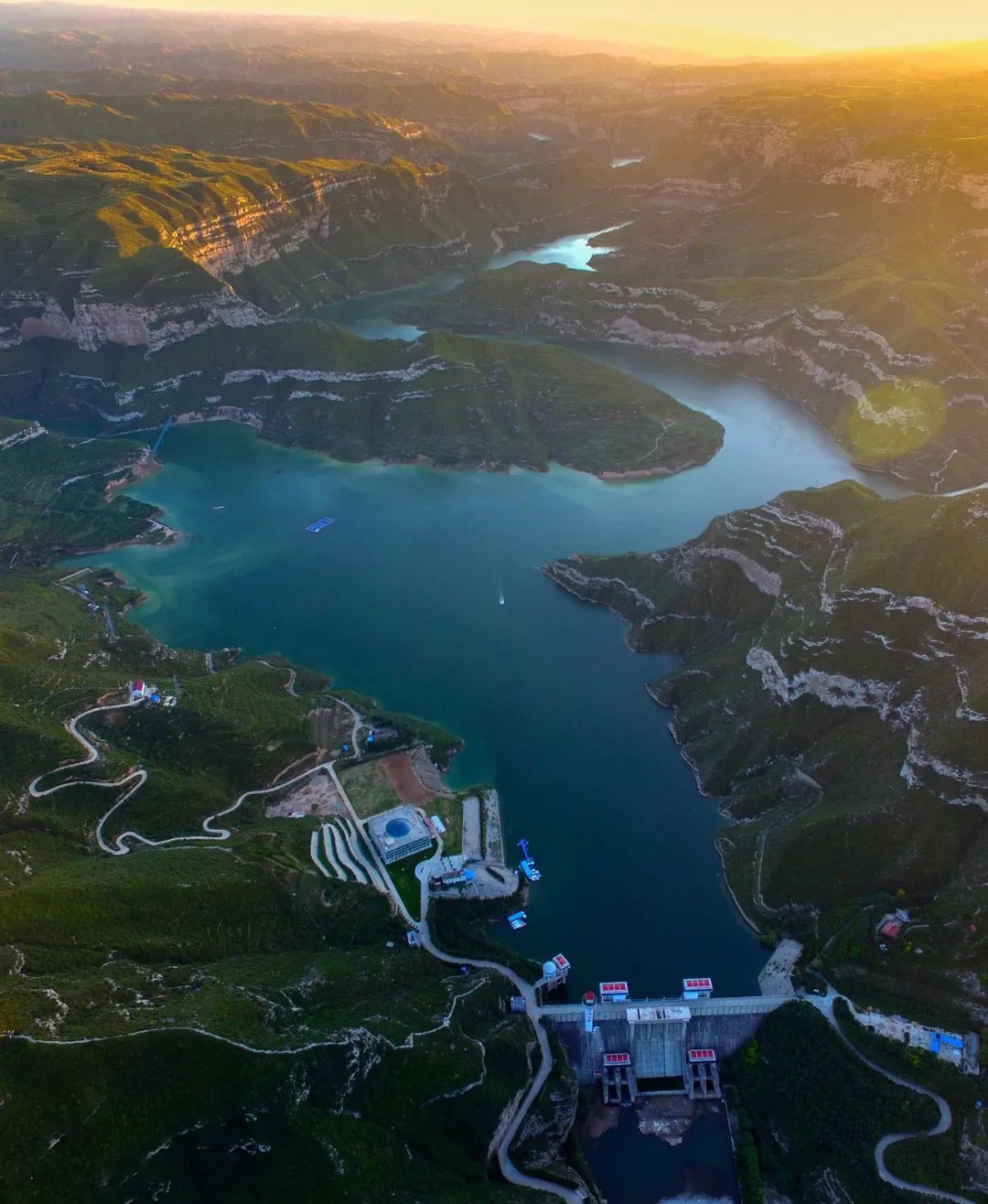 翻开地图,山西似一个竖立的平行四边形,沿对角线折一下,太原正在其