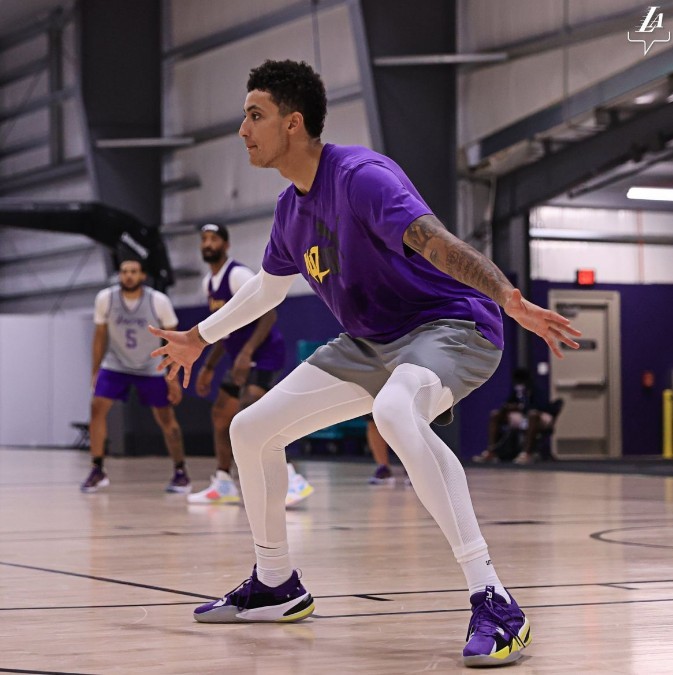 湖人官方晒球队训练照:带来强度