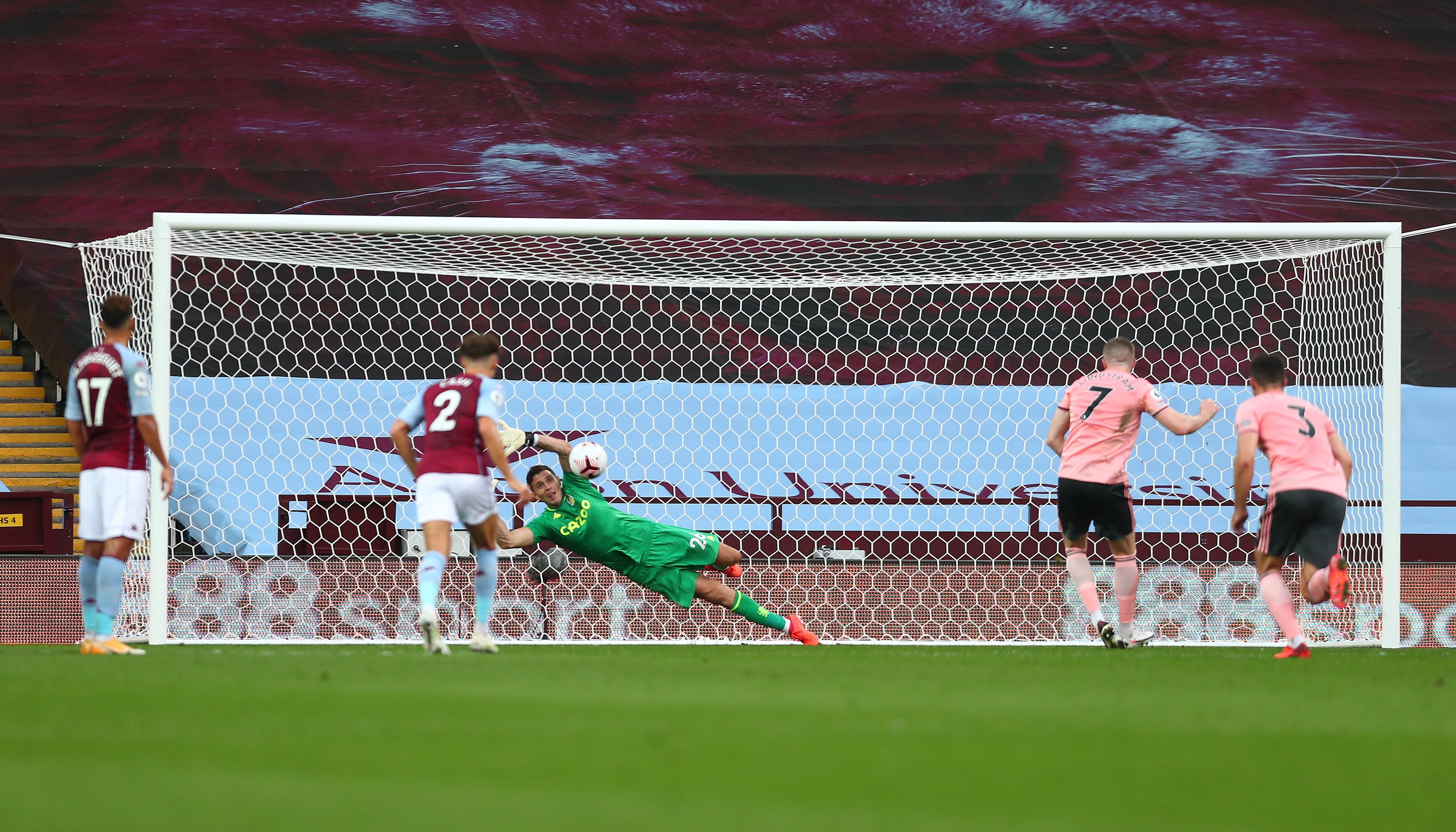 达米安马丁内斯扑出点球完成了他在维拉的首次扑救