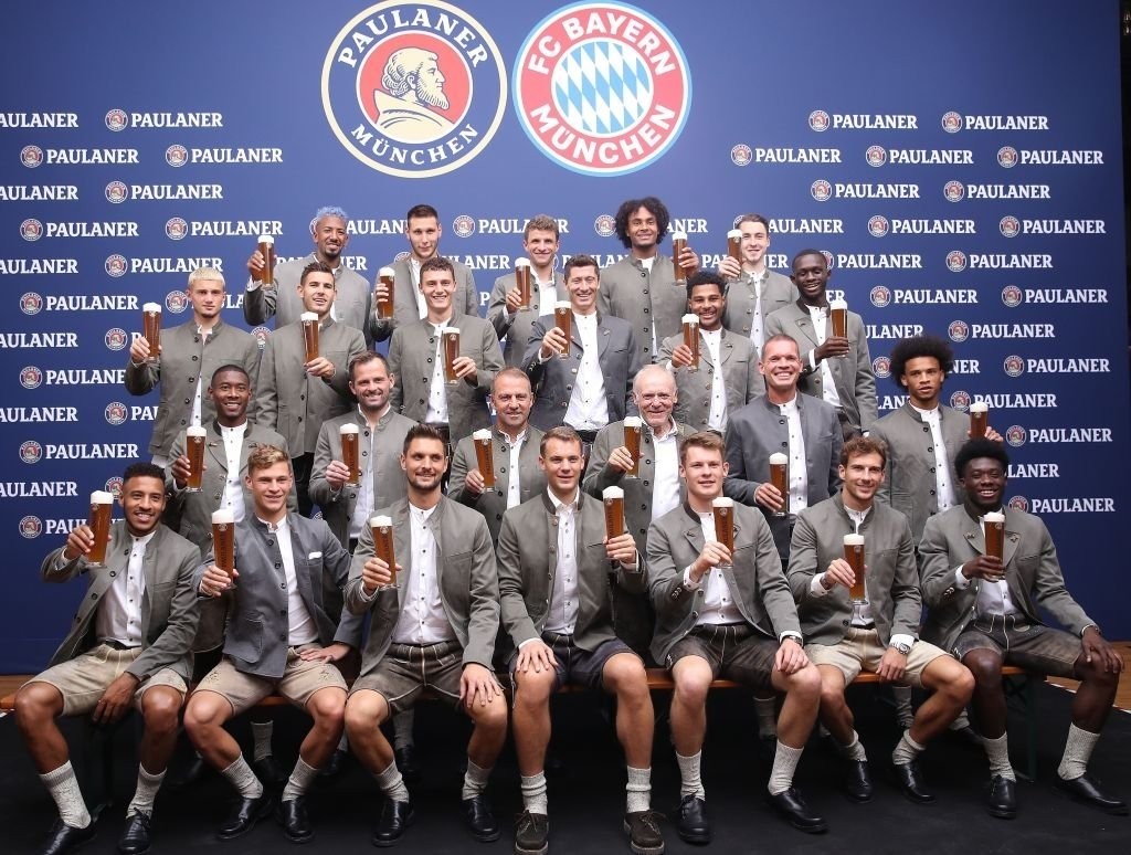 拜仁全队拍啤酒节照片哈维马丁内斯缺席