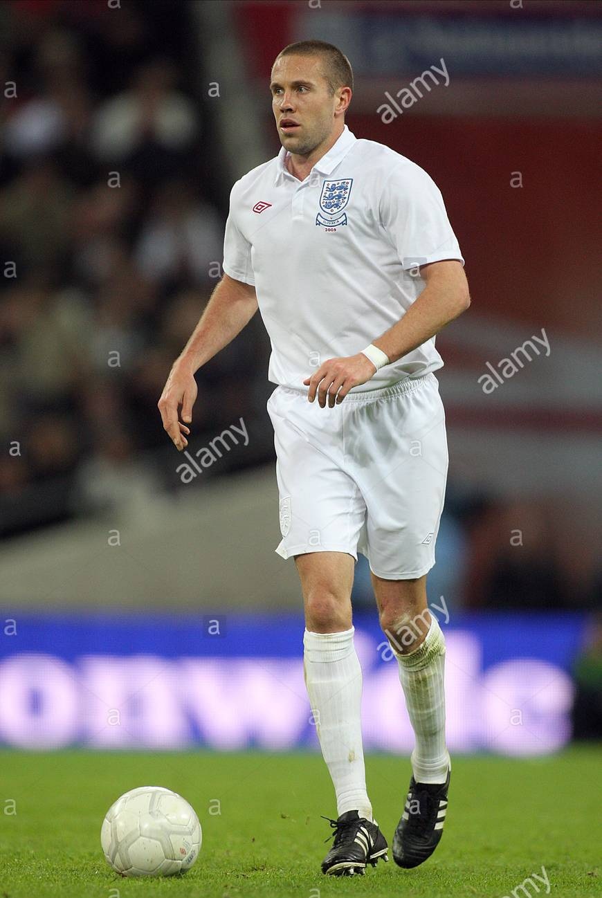 >在70后球员中,其实喜欢穿黑鞋的不少,比如荷兰门神范德萨就只穿黑鞋