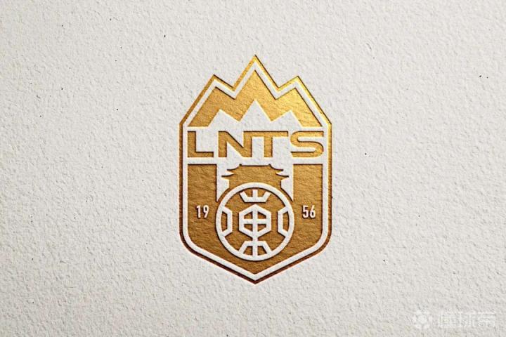 首先去除鲁能集团的斜杠标志,盾牌顶端以象征"五岳独尊"的泰山轮廓来