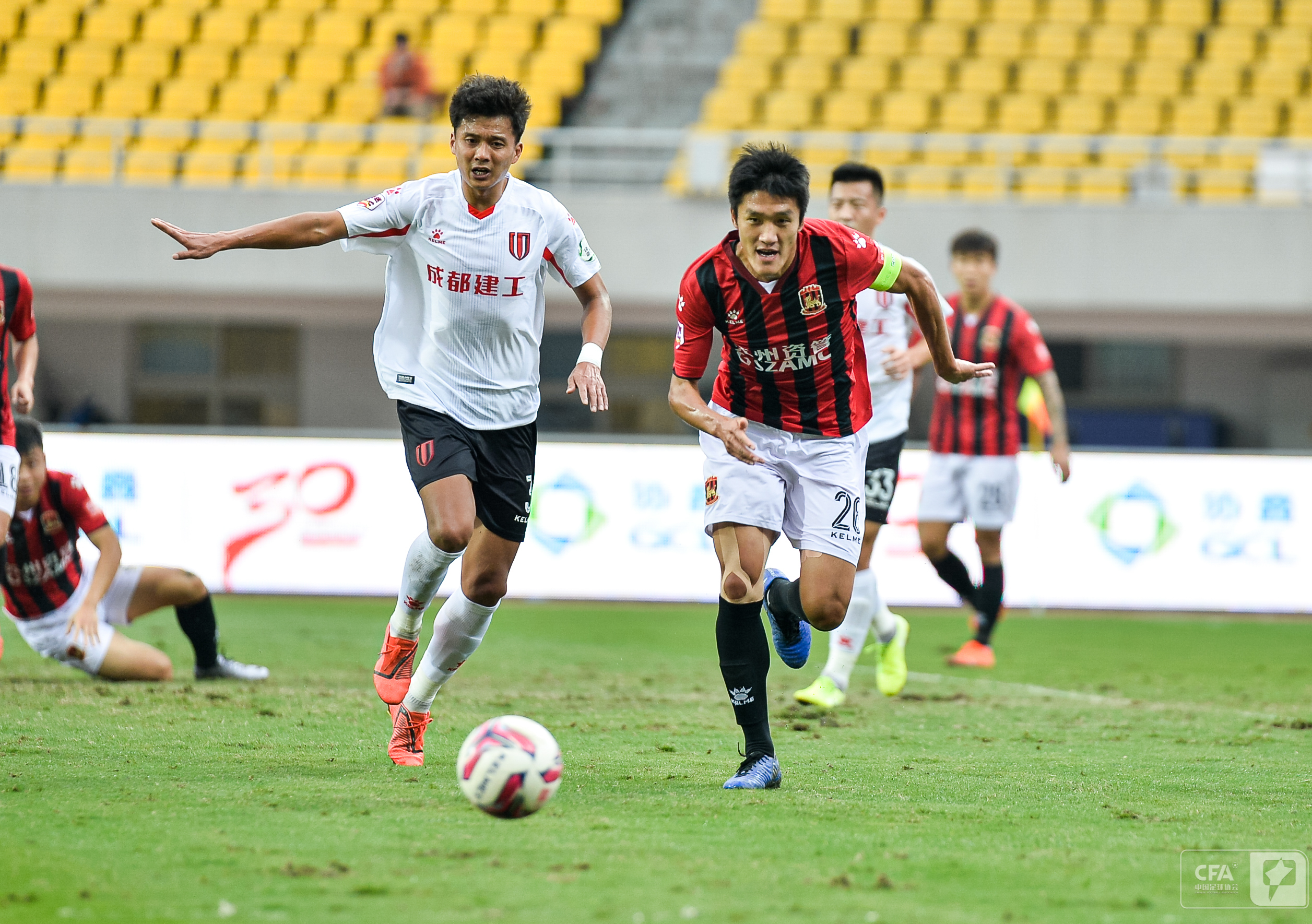 退役不退场!何杨继续为成都足球发光发热