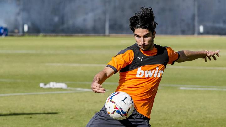 2020-2021赛季对卡洛斯·索莱尔(carlos soler)来说并不顺利,他在与